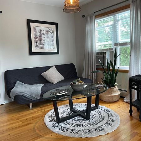Au Coq Du Bonheur Bed & Breakfast Magog Bagian luar foto