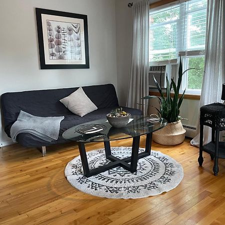 Au Coq Du Bonheur Bed & Breakfast Magog Bagian luar foto