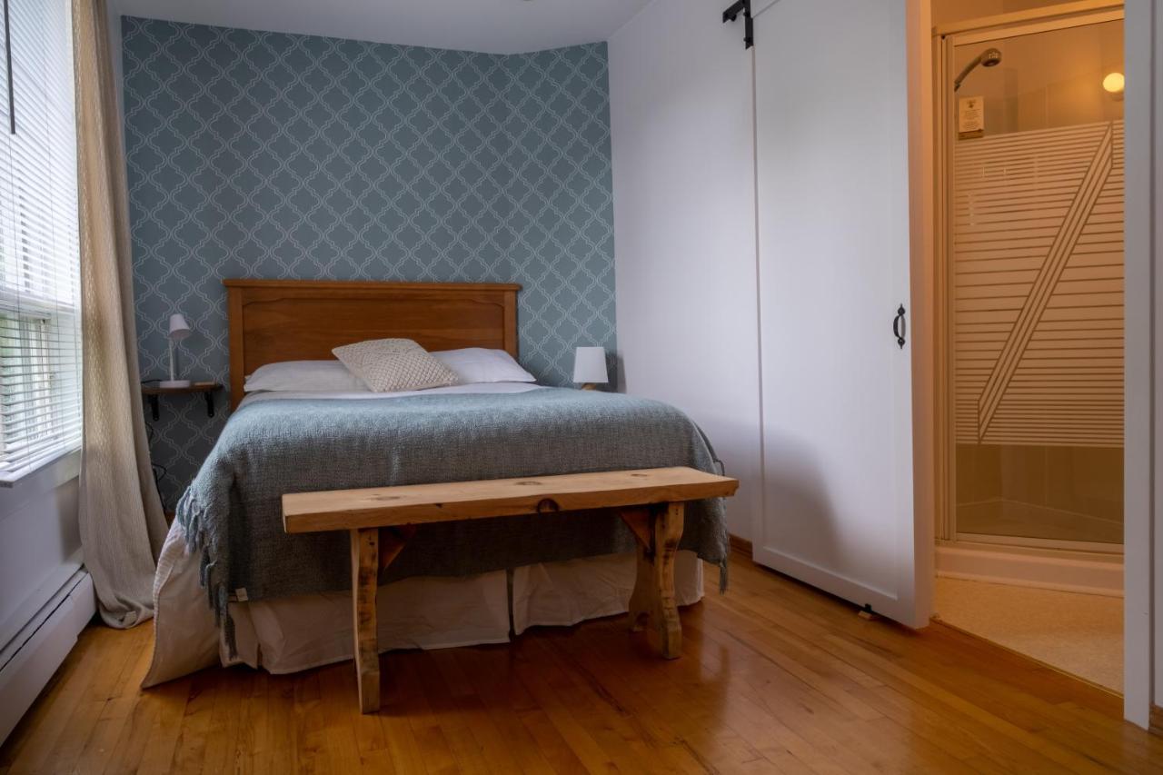Au Coq Du Bonheur Bed & Breakfast Magog Bagian luar foto
