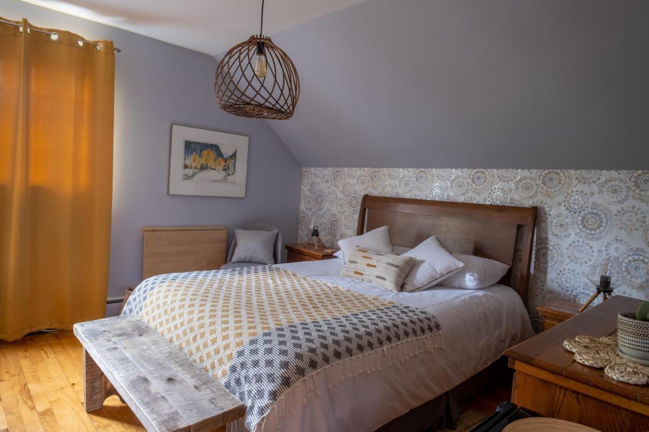 Au Coq Du Bonheur Bed & Breakfast Magog Bagian luar foto