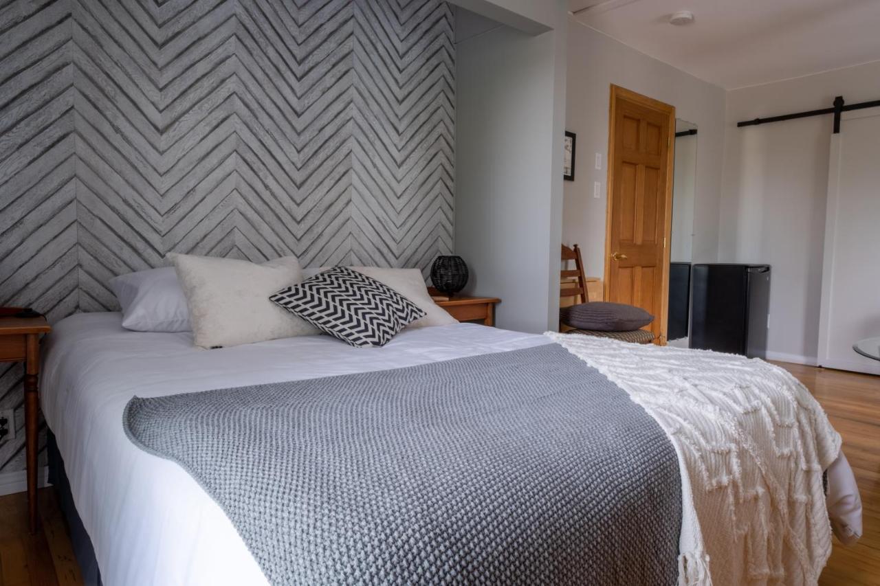 Au Coq Du Bonheur Bed & Breakfast Magog Bagian luar foto