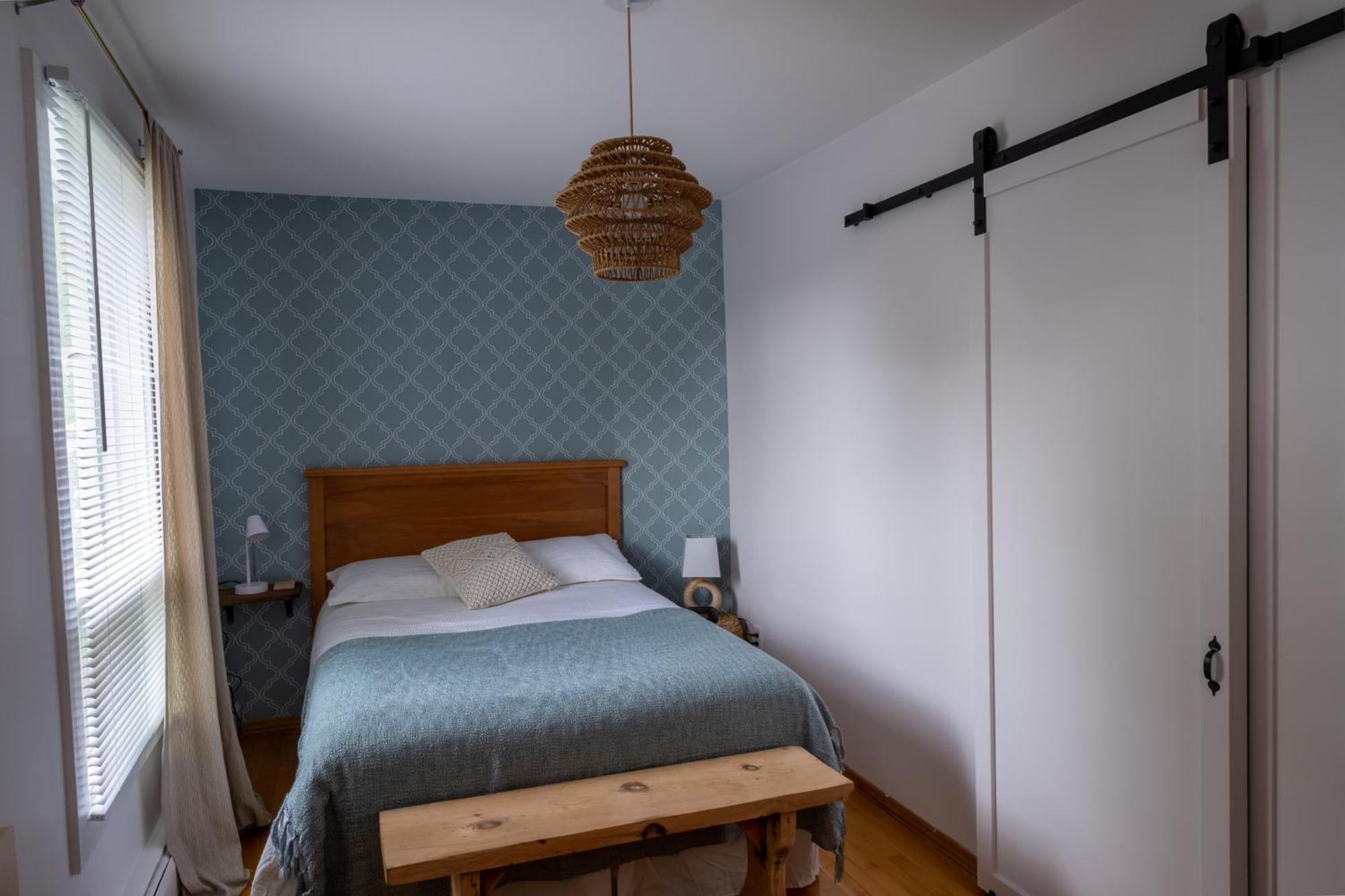 Au Coq Du Bonheur Bed & Breakfast Magog Bagian luar foto