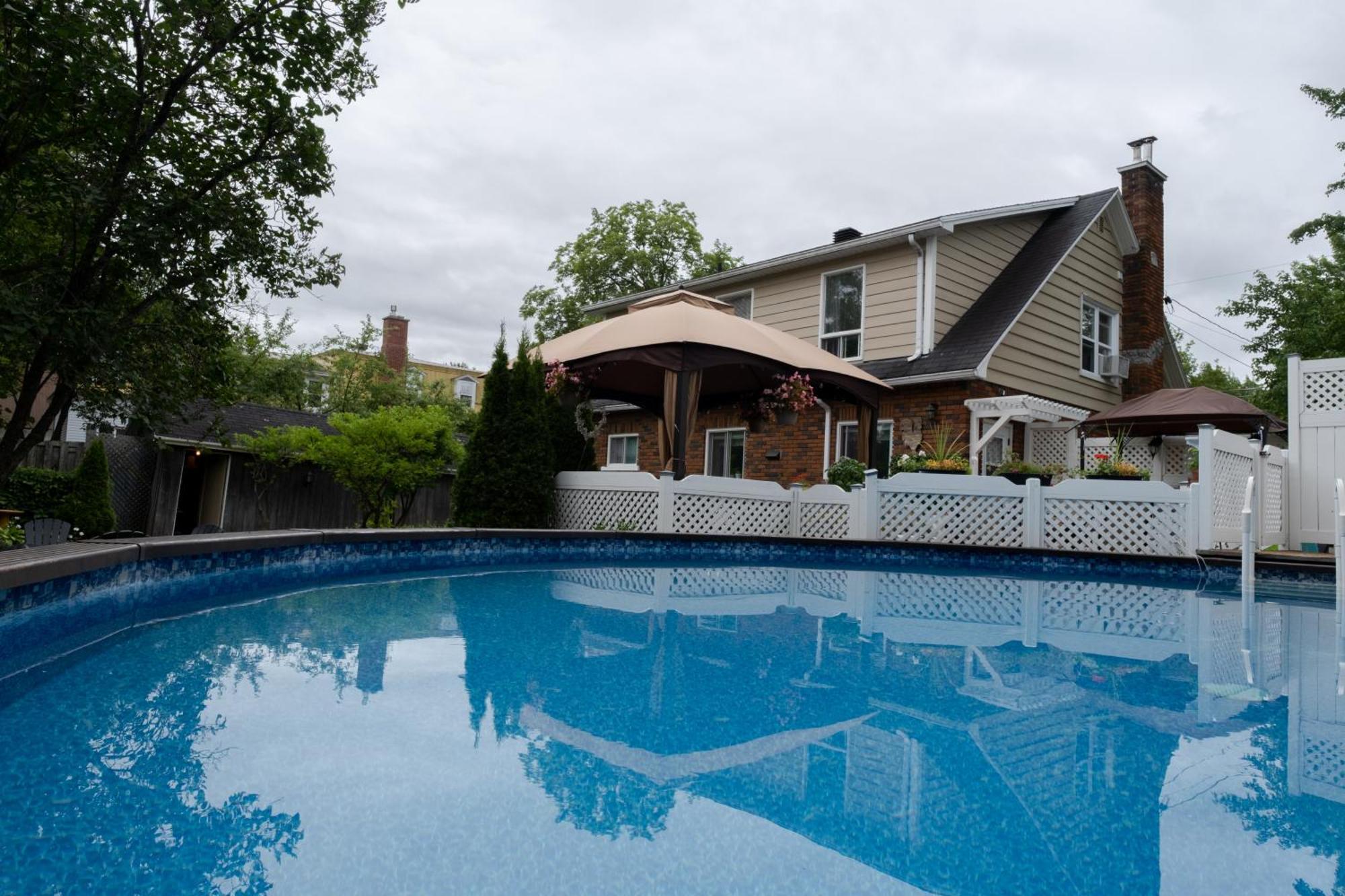 Au Coq Du Bonheur Bed & Breakfast Magog Bagian luar foto