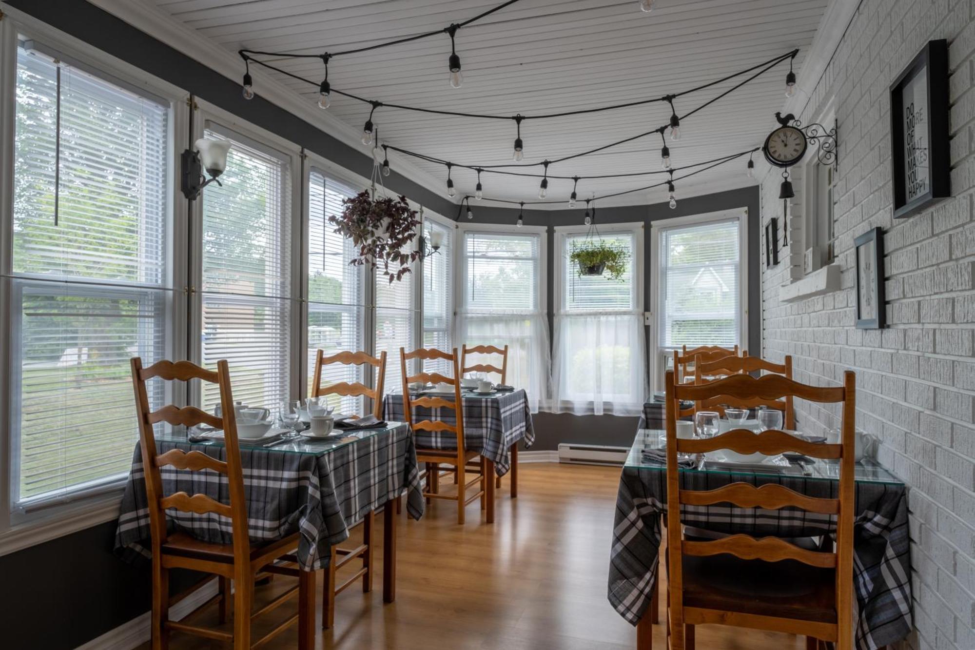 Au Coq Du Bonheur Bed & Breakfast Magog Bagian luar foto