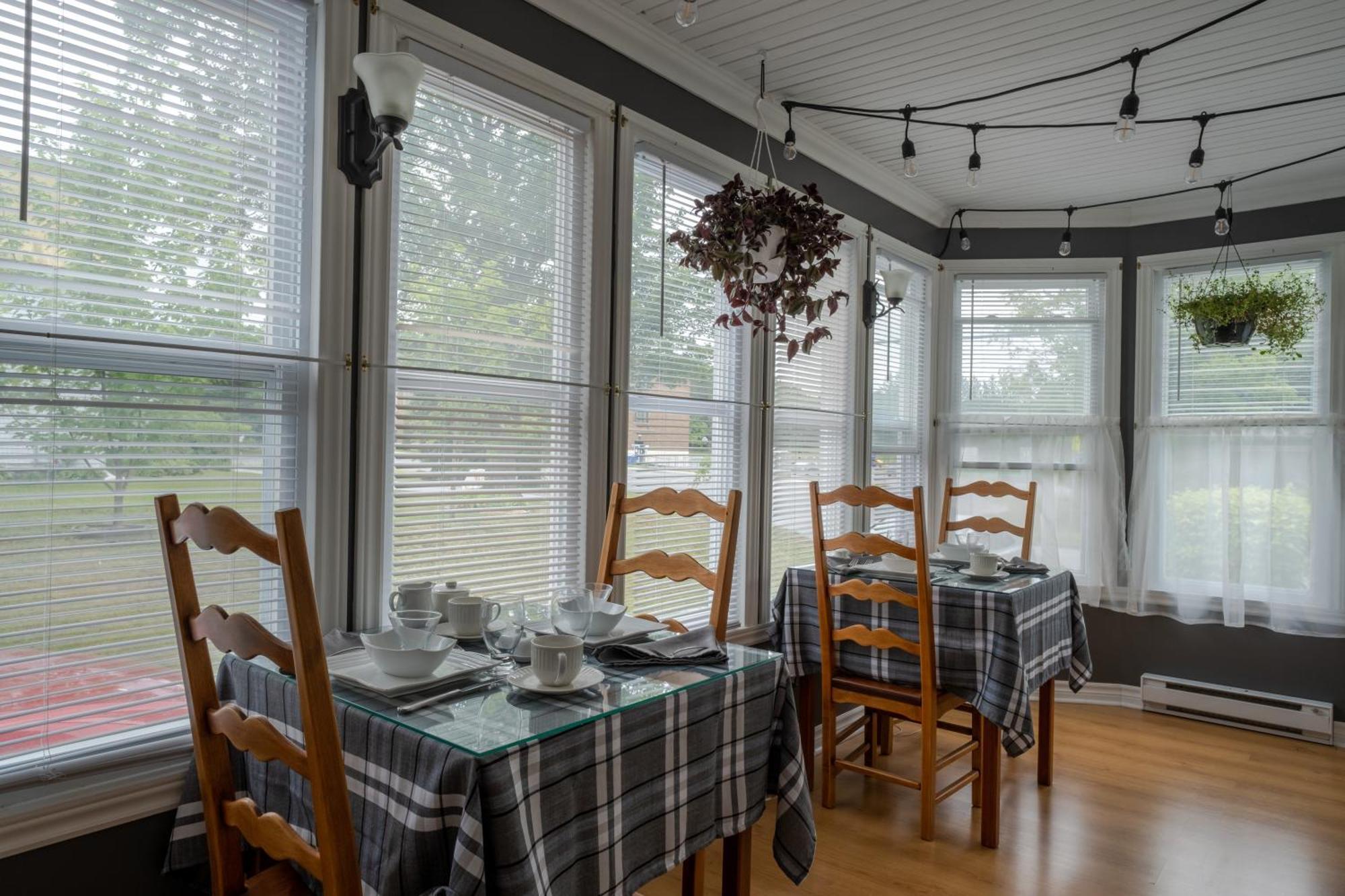 Au Coq Du Bonheur Bed & Breakfast Magog Bagian luar foto
