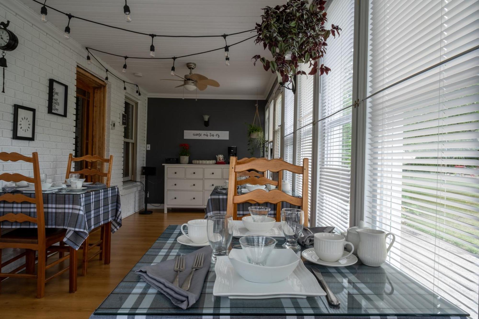 Au Coq Du Bonheur Bed & Breakfast Magog Bagian luar foto