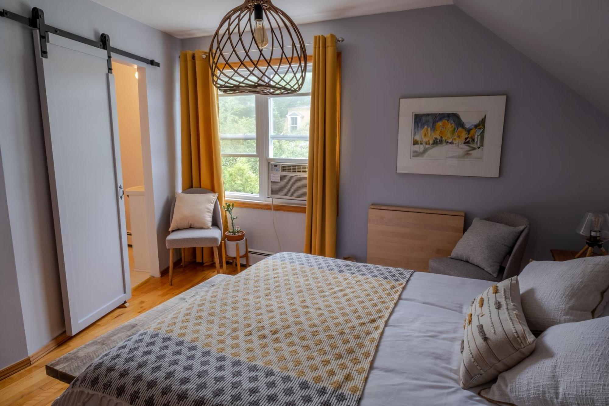 Au Coq Du Bonheur Bed & Breakfast Magog Bagian luar foto