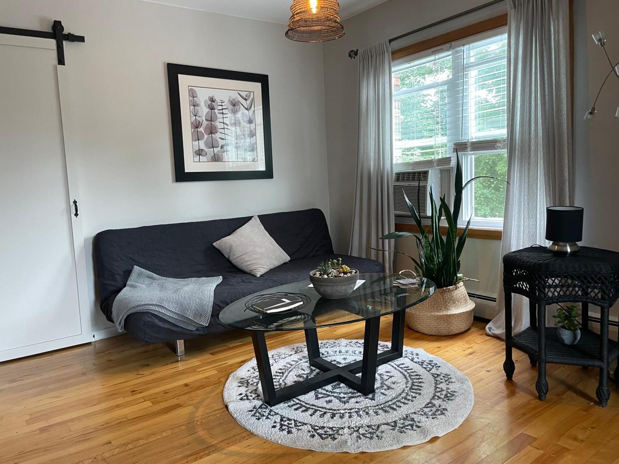 Au Coq Du Bonheur Bed & Breakfast Magog Bagian luar foto