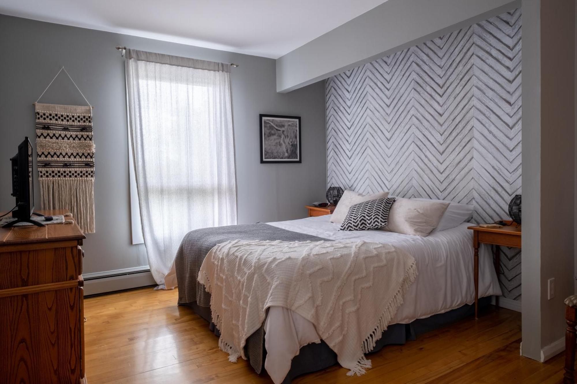Au Coq Du Bonheur Bed & Breakfast Magog Bagian luar foto