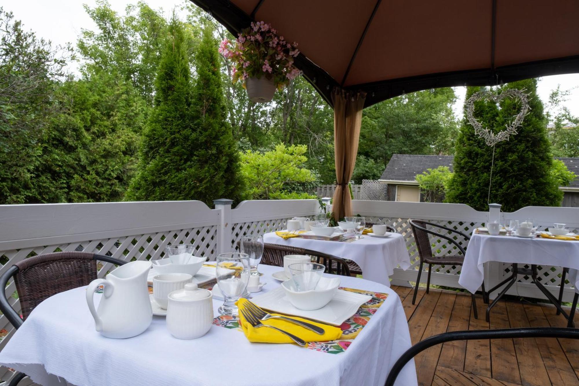 Au Coq Du Bonheur Bed & Breakfast Magog Bagian luar foto
