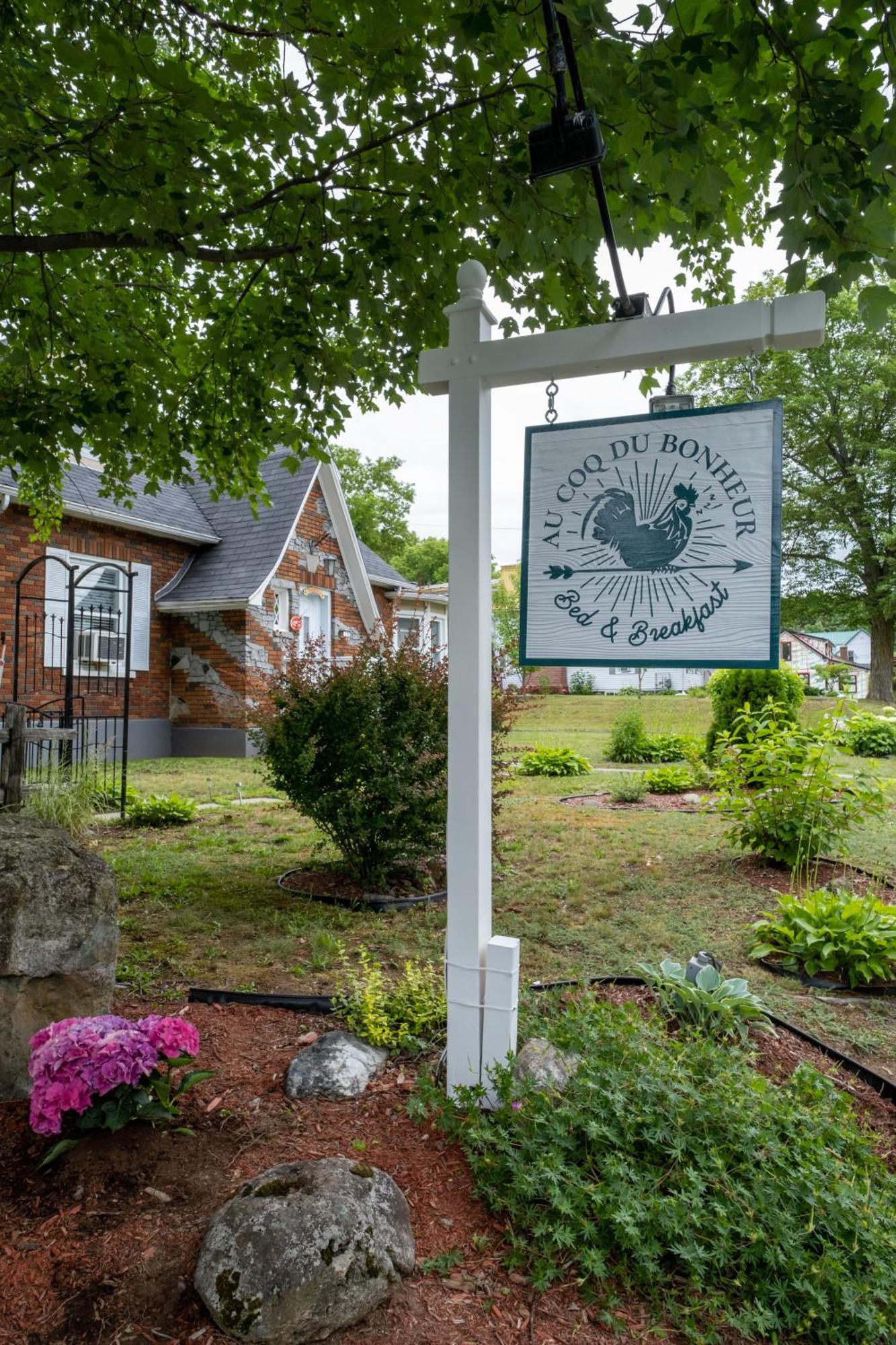 Au Coq Du Bonheur Bed & Breakfast Magog Bagian luar foto